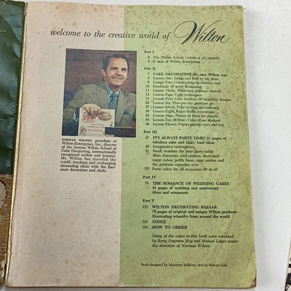 Vintage Cake Decorating Books & Brochures Bundle‎